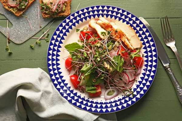 Plaat Van Smakelijke Salade Met Groenten Gebakken Vlees Micro Groen — Stockfoto