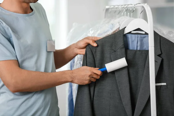 Male Worker Cleaning Clothes Lint Roller Modern Dry Cleaner — Stock Photo, Image