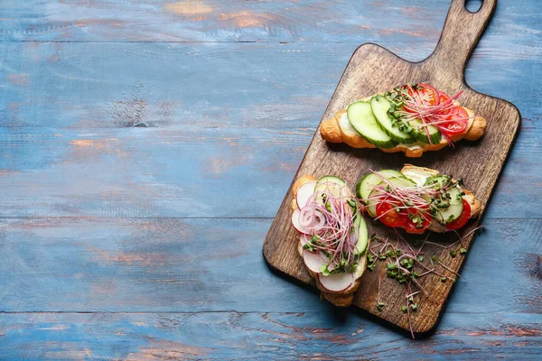 Lekkere Croissants Met Groenten Micro Groen Kleur Houten Achtergrond — Stockfoto