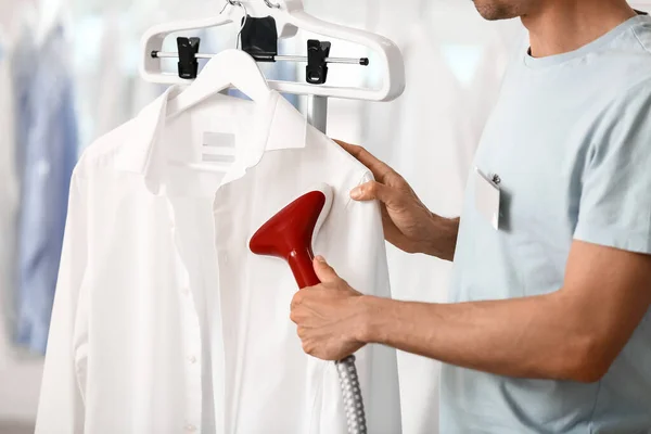 Manlig Arbetare Ångande Kläder Moderna Kemtvätt — Stockfoto