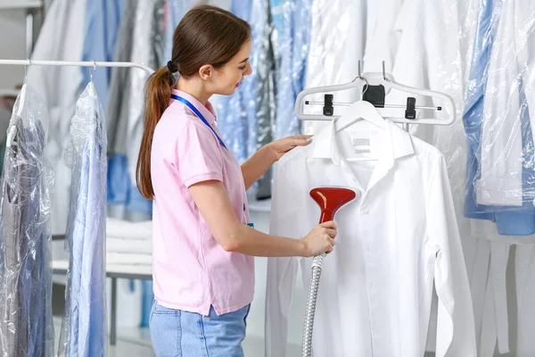 Arbeiterinnen Dampfen Kleider Modernen Wäschereien — Stockfoto