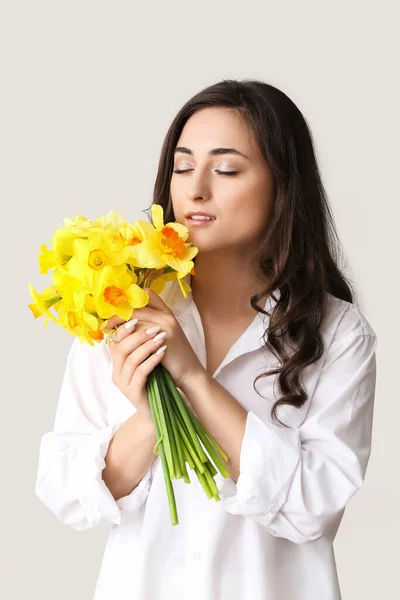 Young Woman Beautiful Bouquet Narcissus Flowers Light Background — Stock Photo, Image