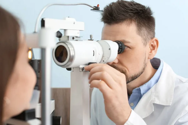 Oftalmologista Examinando Mulher Clínica — Fotografia de Stock