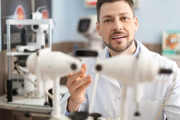 Porträt Eines Männlichen Augenarztes Der Klinik — Stockfoto