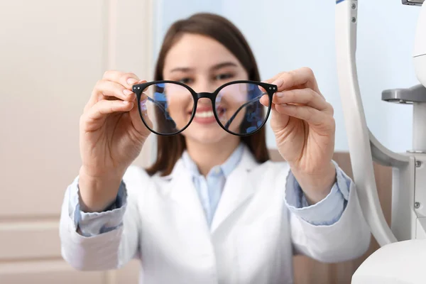 Oftalmóloga Femenina Con Anteojos Clínica — Foto de Stock