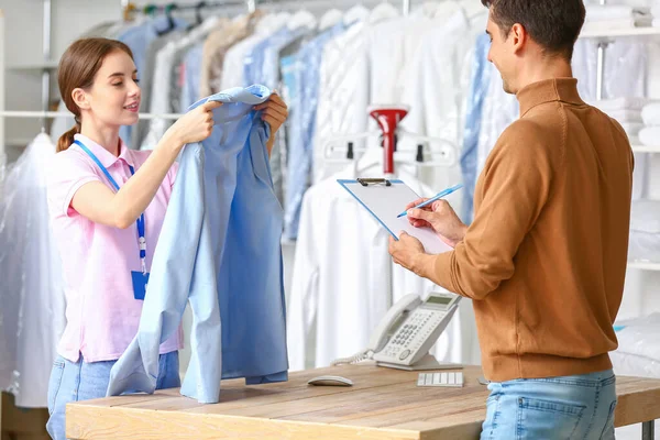 Female Worker Taking Order Client Modern Dry Cleaner — Stock Photo, Image