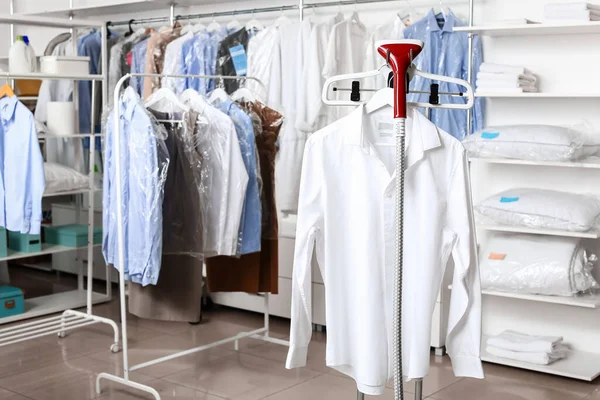 Rack Clothes Steamer Modern Dry Cleaner — Stock Photo, Image