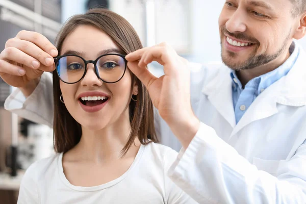 Frau Wählt Neue Brille Beim Augenarzt — Stockfoto