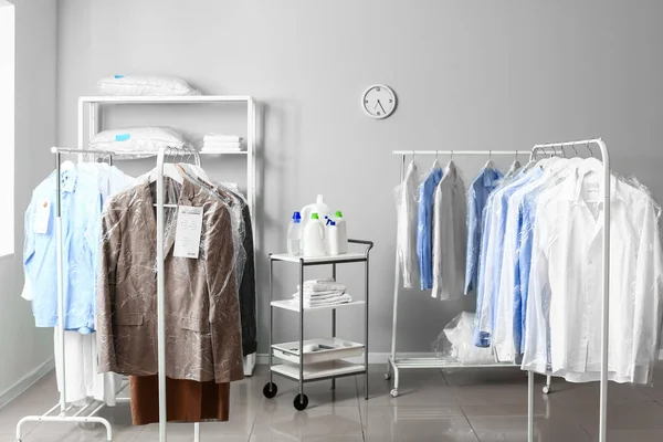 Racks Dengan Pakaian Modern Dry Cleaner — Stok Foto