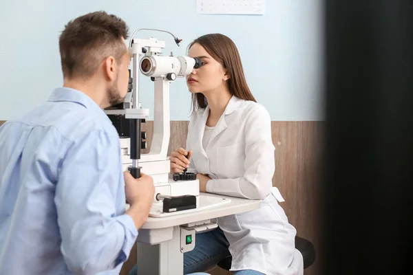 Οφθαλμίατρος Που Εξετάζει Τον Άνθρωπο Στην Κλινική — Φωτογραφία Αρχείου