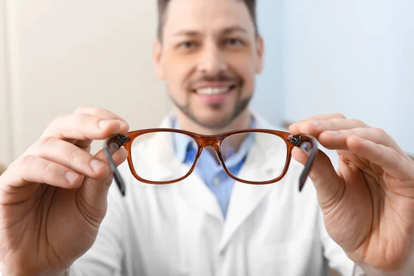 Manlig Ögonläkare Med Glasögon Kliniken — Stockfoto