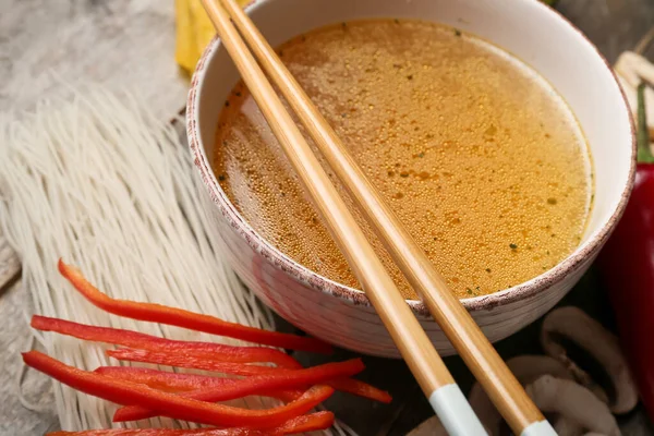 Schüssel Mit Leckerer Thai Suppe Und Zutaten Auf Dem Tisch — Stockfoto