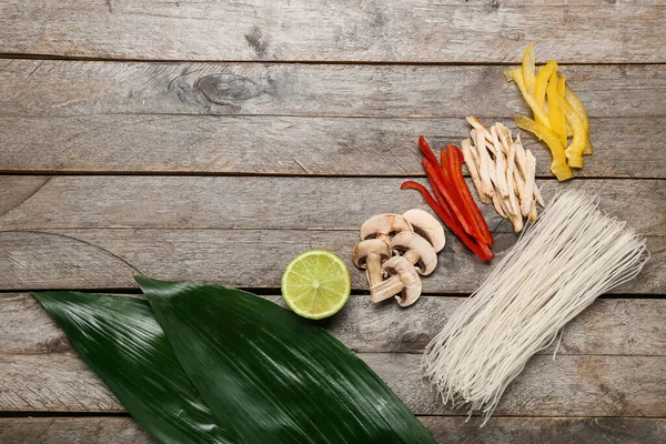 Composición Con Ingredientes Para Sopa Tailandesa Sobre Fondo Madera — Foto de Stock