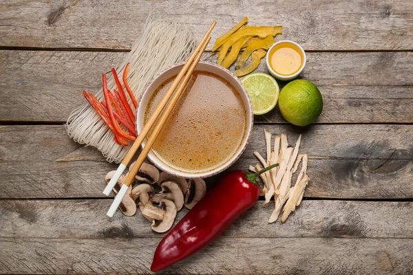 一碗美味的泰国汤和木制背景的配料 — 图库照片