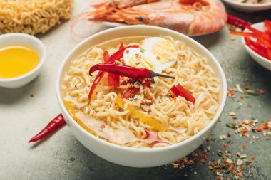 Bir kase lezzetli Tayland çorbası.