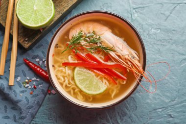 Renkli karidesli bir tay çorbası.