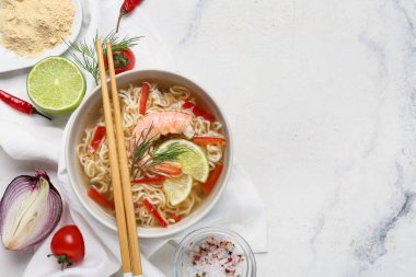 Hafif arkaplanlı lezzetli Tayland çorbası kompozisyonu