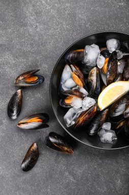 Koyu arkaplanda çiğ midye tabağı, yakın plan.