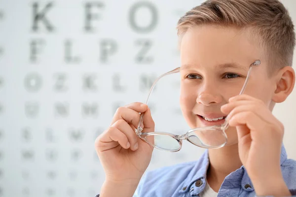 Μικρό Αγόρι Που Φοράει Γυαλιά Στο Γραφείο Του Οφθαλμίατρου — Φωτογραφία Αρχείου