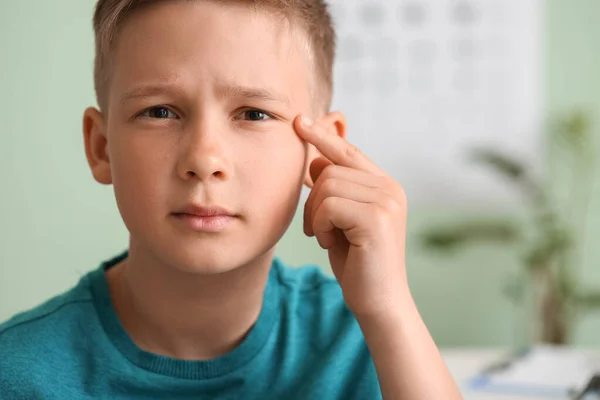 Little Boy Ophthalmologist Office — Stock Photo, Image