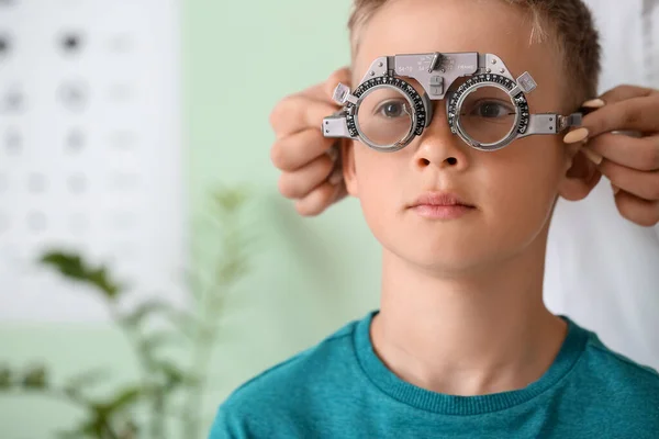 Malý Chlapec Podstupující Oční Test Klinice — Stock fotografie