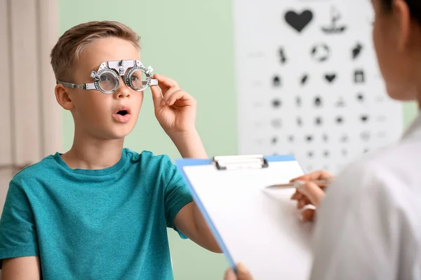 Little Boy Undergoing Eye Test Clinic — Stock Photo, Image