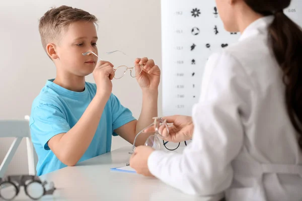 Kleiner Junge Unterzieht Sich Klinik Einem Sehtest — Stockfoto