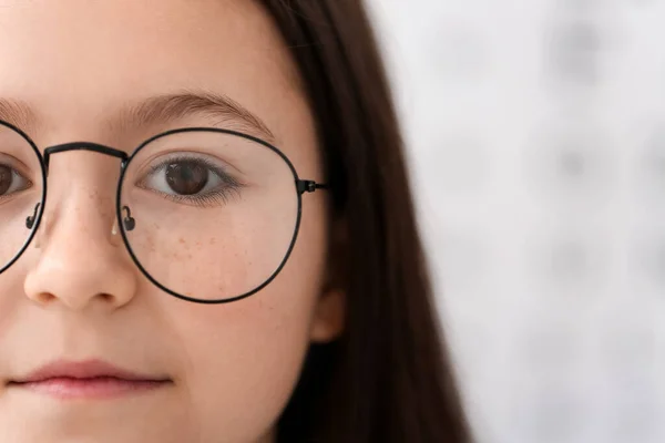 Niña Usando Anteojos Nuevos Consultorio Del Oftalmólogo Primer Plano — Foto de Stock