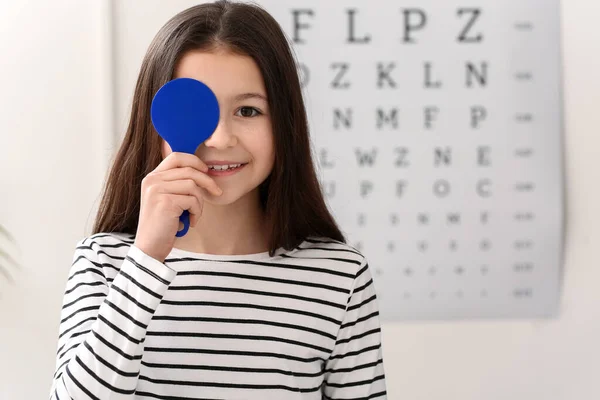 Niña Sometida Examen Ocular Clínica —  Fotos de Stock