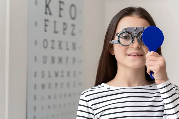 Little Girl Undergoing Eye Test Clinic — Stock Photo, Image