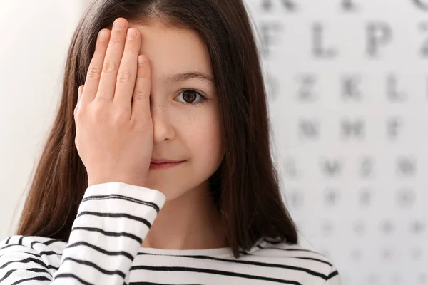 診療所で目の検査を受けている女の子 — ストック写真