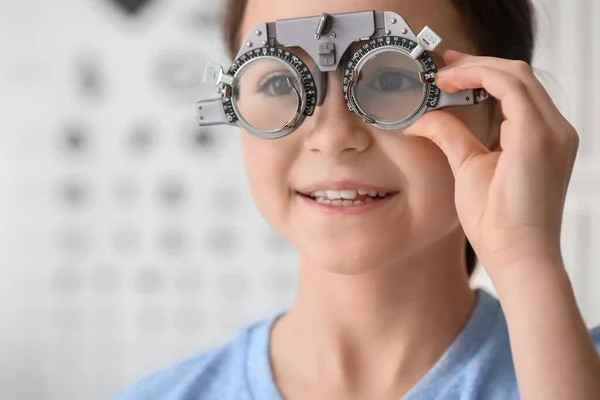 Little Girl Undergoing Eye Test Clinic — Stock Photo, Image