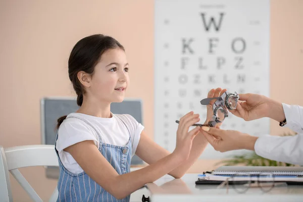 Mała Dziewczynka Przechodzi Test Wzroku Klinice — Zdjęcie stockowe