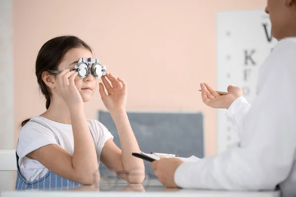 Liten Flicka Genomgår Ögontest Kliniken — Stockfoto