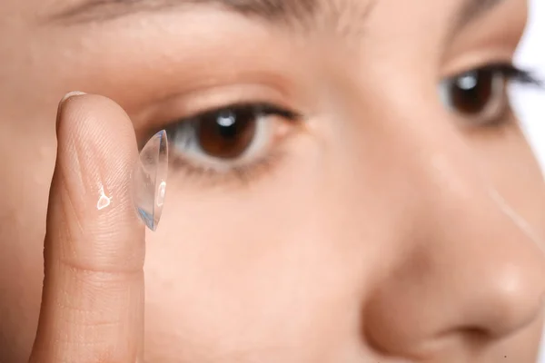 Jovem Mulher Colocando Lentes Contato Close — Fotografia de Stock