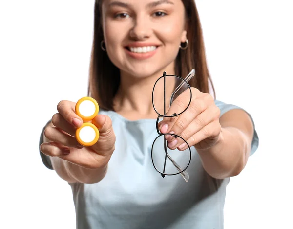 Junge Frau Mit Kontaktlinsen Und Brille Auf Weißem Hintergrund Nahaufnahme — Stockfoto