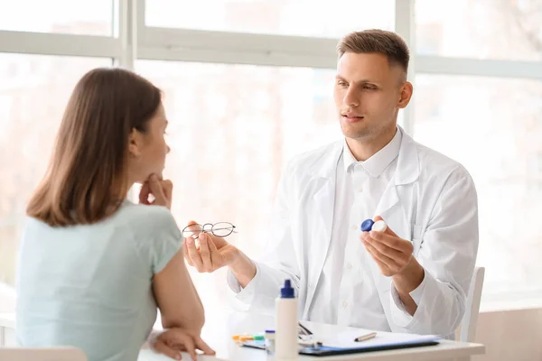 Augenarzt Arbeitet Mit Patientin Klinik — Stockfoto