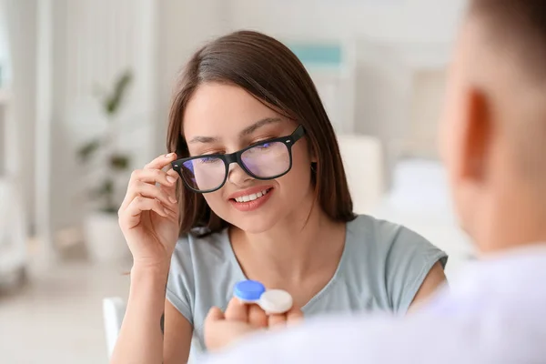 Junge Frau Mit Kontaktlinsen Beim Augenarzt — Stockfoto