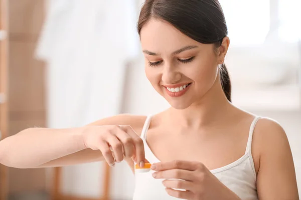 Mujer Joven Con Lentes Contacto Casa — Foto de Stock