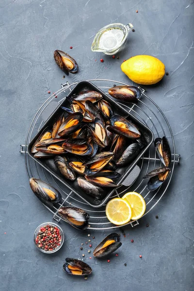 Composición Con Mejillones Crudos Sobre Fondo Oscuro — Foto de Stock