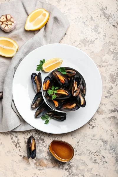 Plate Raw Mussels Lemon Color Background — Stock Photo, Image