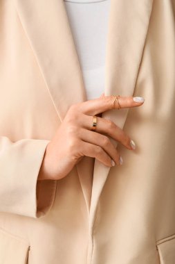 Güzel manikürlü, şık mücevherli, şık bir genç bayan.