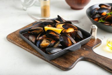 Hafif arka planda lezzetli midye marinara soslu fırın yemeği.