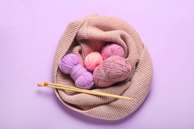 Renkli arka planda örgü ipliği ve iğneler