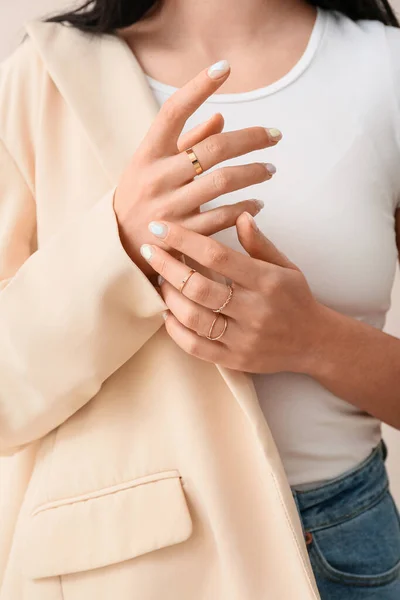 Jeune Femme Mode Avec Une Belle Manucure Des Bijoux Élégants — Photo