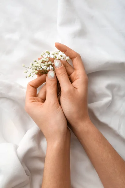 Vrouw Met Mooie Manicure Houden Van Gypsophila Bloemen Stof Achtergrond — Stockfoto