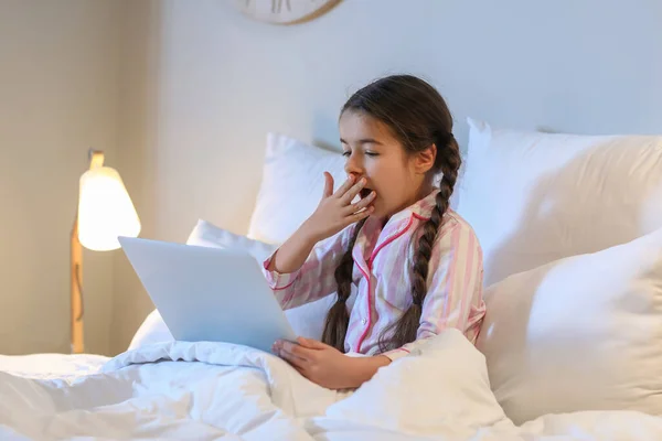 Tired Girl Watching Cartoons Bedroom — Stock Photo, Image