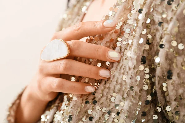 Modna Młoda Kobieta Pięknym Manicure Stylową Biżuterią Zbliżenie — Zdjęcie stockowe