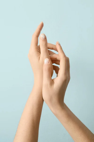 Kobiece Ręce Pięknym Manicure Tle Koloru — Zdjęcie stockowe