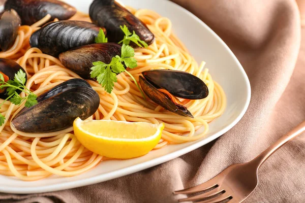 Plate Tasty Mussels Marinara Spaghetti Table Closeup — Stock Photo, Image